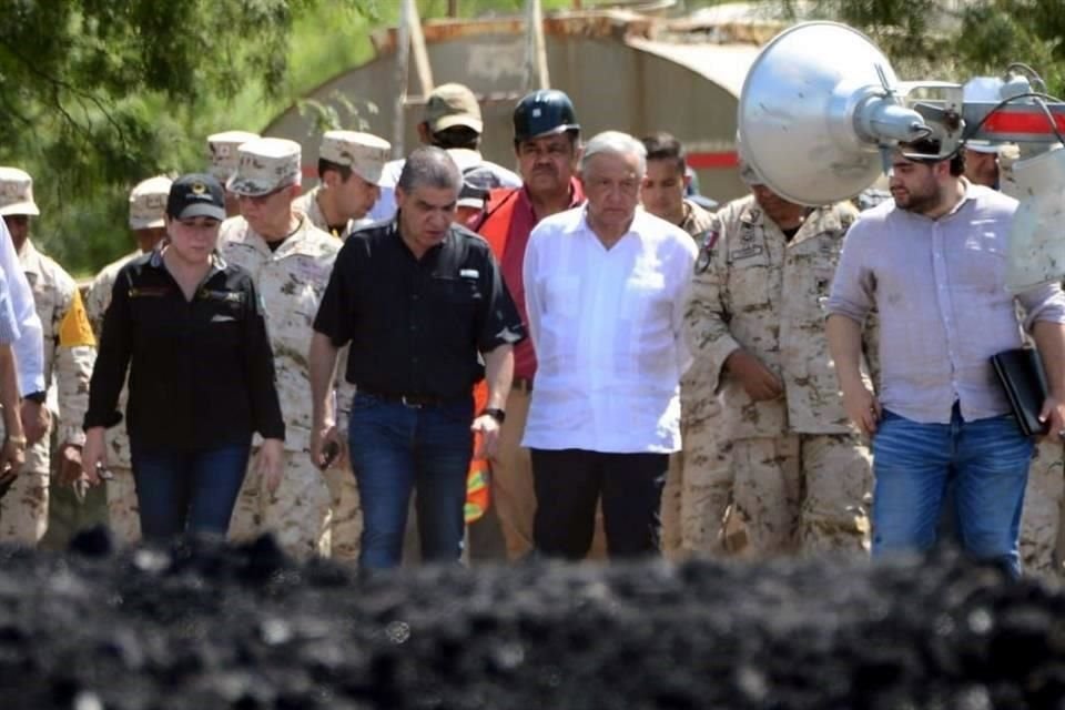López Obrador estuvo acompañado del Gobernador Miguel Riquelme, la titular de la Coordinación Nacional de Protección Civil, Laura Velázquez, entre otros elementos del Ejército y Guardia Nacional.