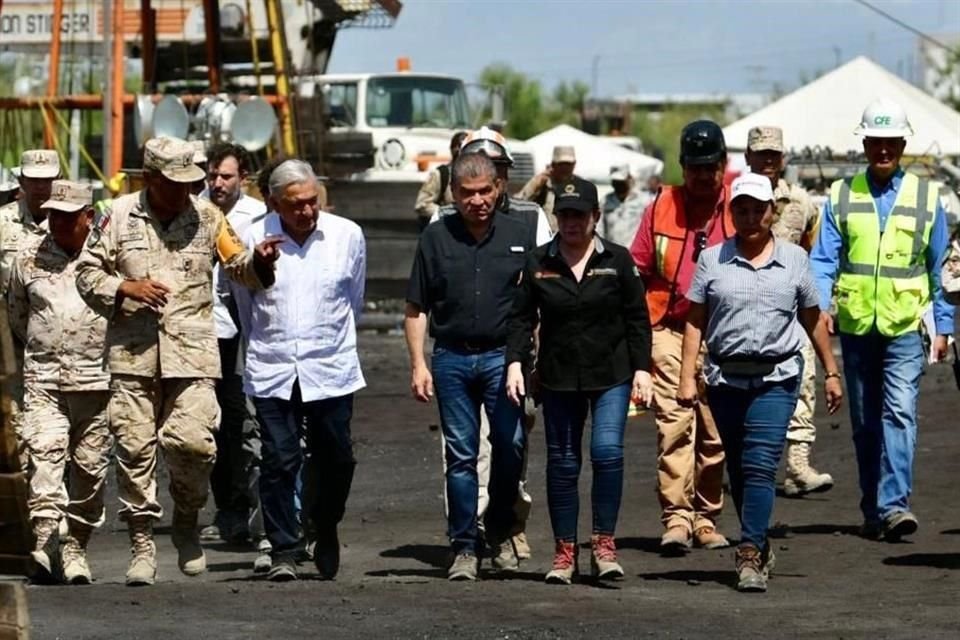López Obrador estuvo acompañado del Gobernador Miguel Riquelme,  la titular de la Coordinación Nacional de Protección Civil, Laura Velázquez, entre otros elementos del Ejército y Guardia Nacional.