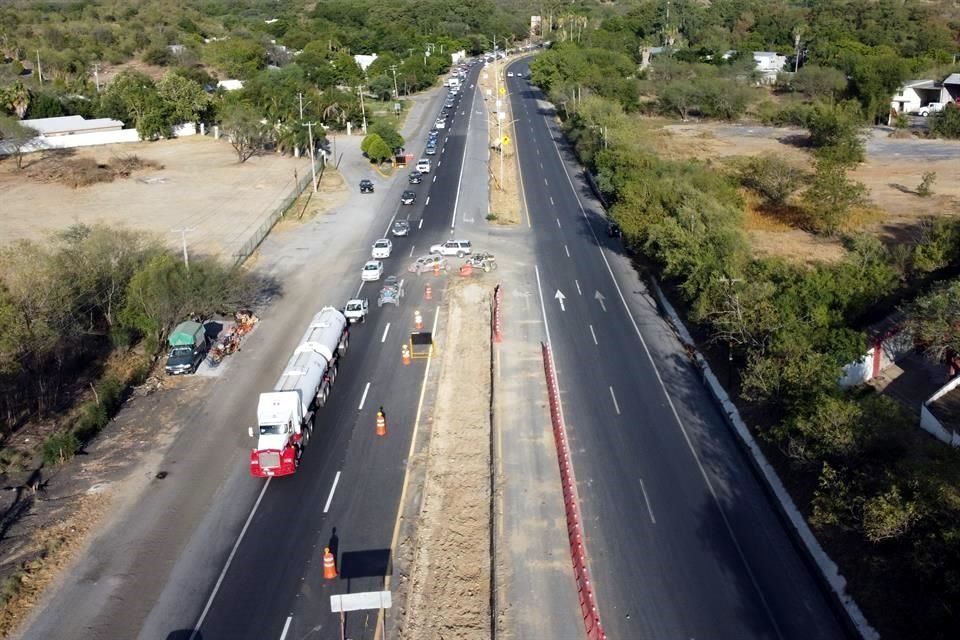 Obras de la Secretaría de Comunicaciones y Transportes (SCT) que se realizan en el camellón central de la Carretera Nacional provocaron un atorón vial kilométrico, en Montemorelos.