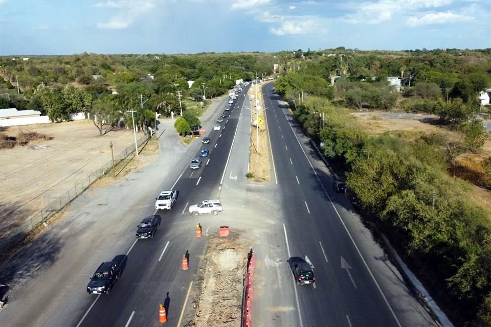 Trabajadores de la obra indicaron que realizan maniobras para la pavimentación del camellón central de la Carretera Nacional, pues se construirá un puente en ese lugar.