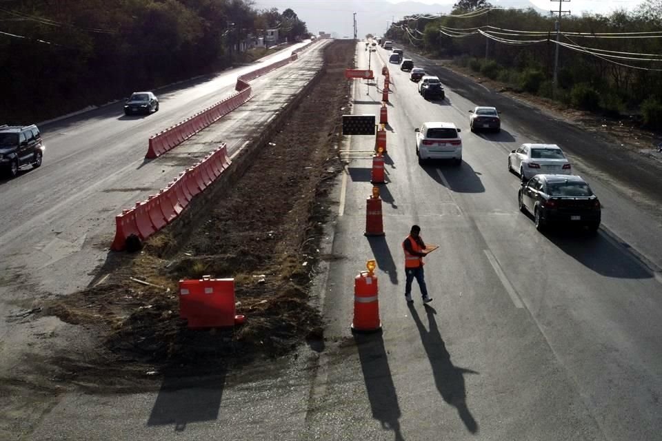 El cierre de carriles en la Carretera Nacional provocó ayer caos en la circulación hacia Monterrey.