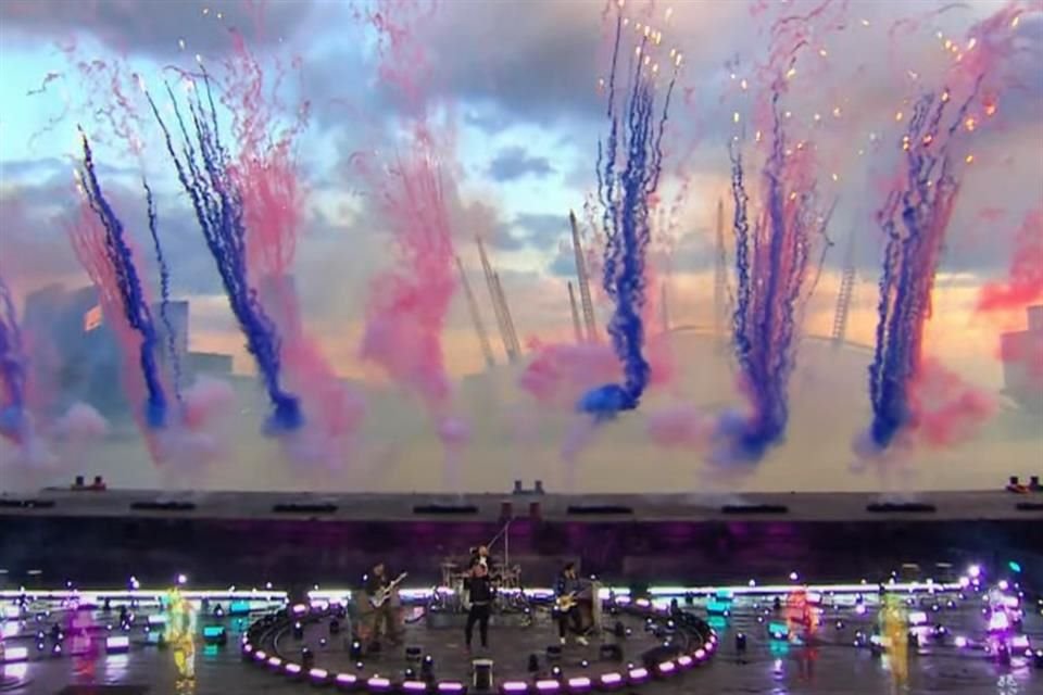 Coldplay abrió los Brit Awards con un espectáculo lleno de color.