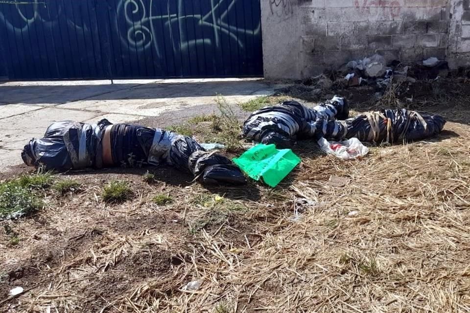 Encima de los tres cadáveres había un mensaje intimidatorio dirigido a presuntos delincuentes que operan en Ozumba, Estado de México.