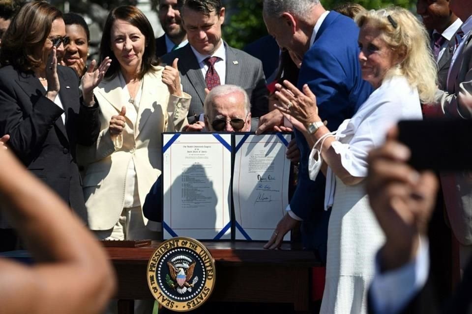 Joe Biden mostrando el documento que promulga la ley de chips.