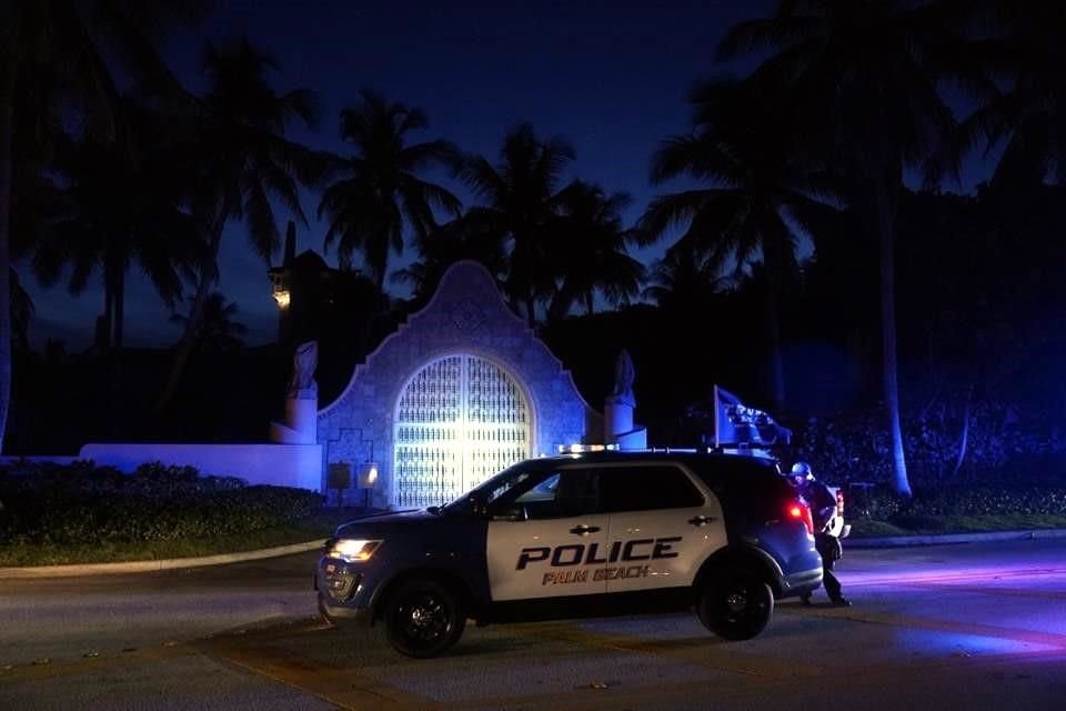 Patrullas se colocaron el lunes afuera de la residencia de Trump en Florida.