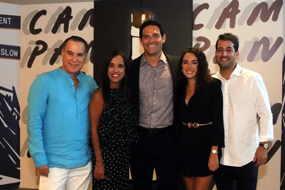 Óscar Guerra, Margarita Carrera, Mark Sánchez, Nancy Coronado y Óscar Guerra Jr.