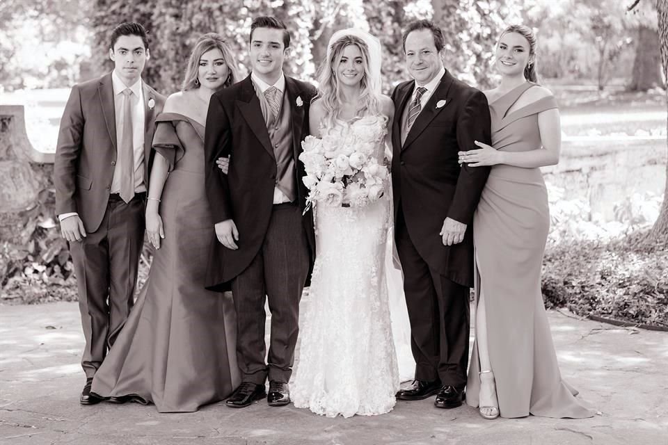 JUNTO A SU FAMILIA. Roberto Garza, Lucía Martínez de Garza, Andrés Garza, Balbina Garza y Jimena Garza, en la boda de su hija Balbina con Andrés Garza, en abril del 2022.