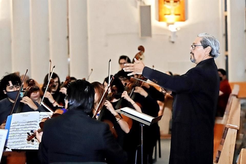 La Orquesta Filarmónica Regiomontana, fue dirigida por el maestro Roberto Medina