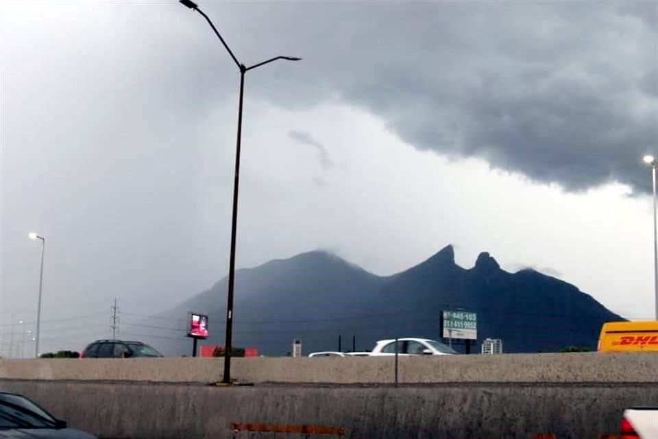 Luego de las precipitaciones registradas en la zona rural y al sur del área metropolitana, una lluvia moderada se presentó en el Centro de Monterrey al filo de las 19:00 horas. 