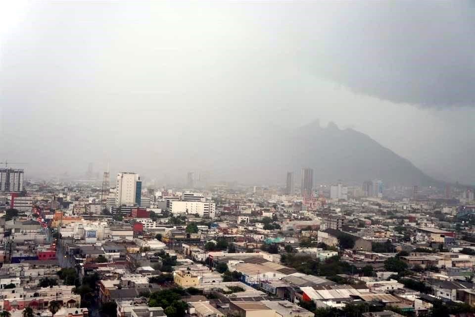 Luego de las precipitaciones registradas en la zona rural y al sur del área metropolitana, una lluvia moderada se presentó en el Centro de Monterrey al filo de las 19:00 horas.<br>