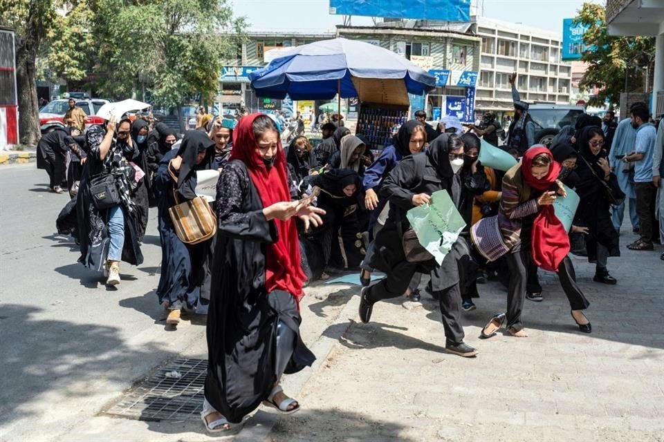 A casi un año de la llegada de los talibanes al poder, decenas de mujeres protestaron para exigir educación, trabajo y libertad. Las afganas han perdido derechos tras la llegada de los islamistas.