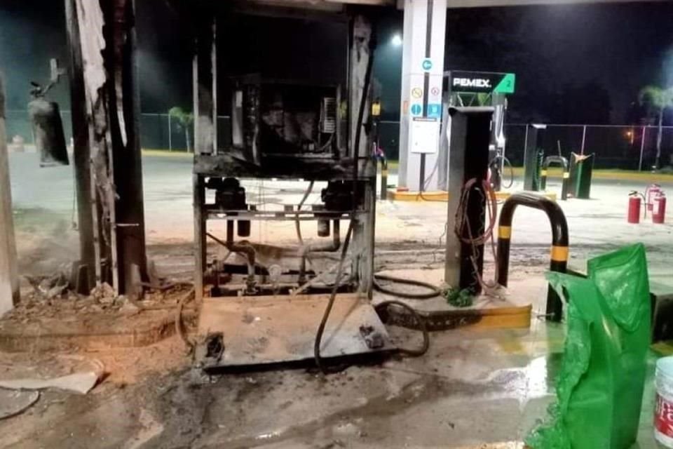 Grupo armado atacó esta madrugada una gasolinera en Zitácuaro, Michoacán.