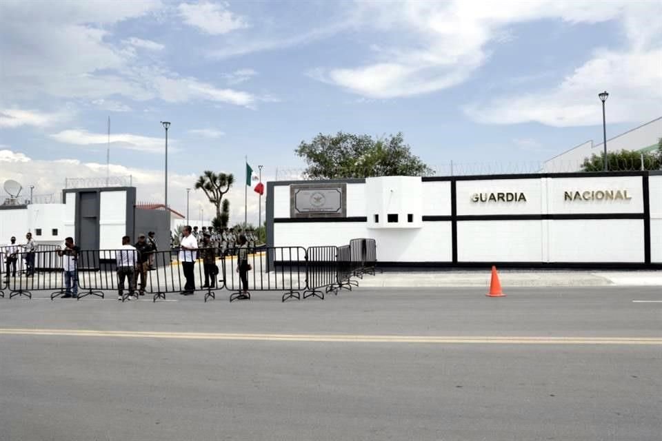 Acompañado de un convoy de militares, el Mandatario federal arribó entre las 15:00 y 15:30 horas a las nuevas instalaciones, ubicadas entre la Carretera a Juárez y Ruiz Cortines.