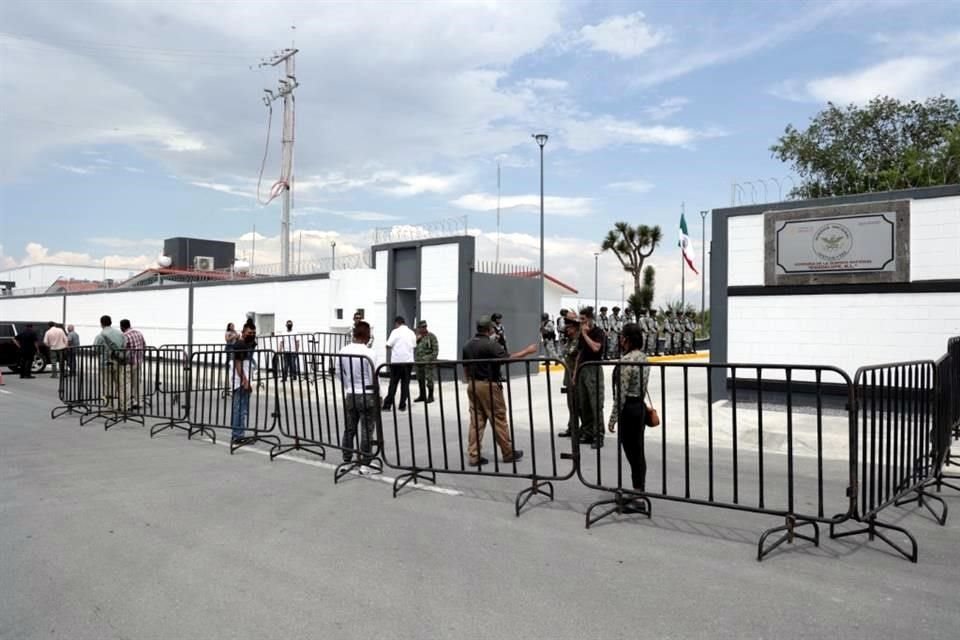 Acompañado de un convoy de militares, el Mandatario federal arribó entre las 15:00 y 15:30 horas a las nuevas instalaciones, ubicadas entre la Carretera a Juárez y Ruiz Cortines.