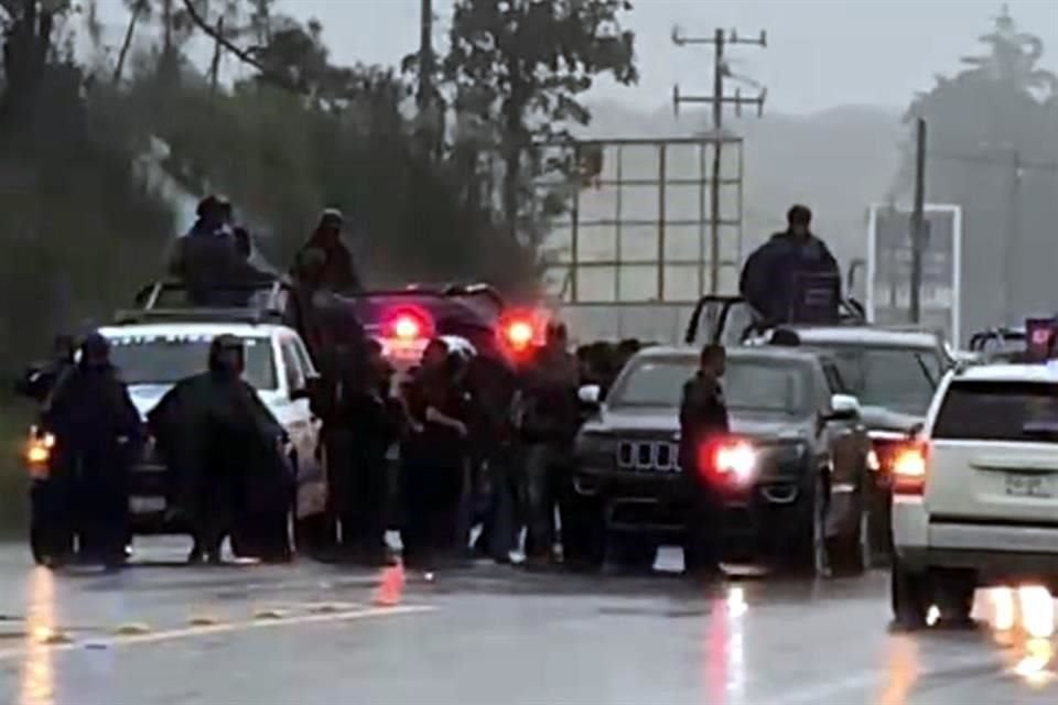 Llamadas al 911 por parte de automovilistas sobre la presencia de sujetos armados en varios puntos de Uruapan y bloqueos carreteros en la Autopista Siglo XXI movilizó a las fuerzas del orden.