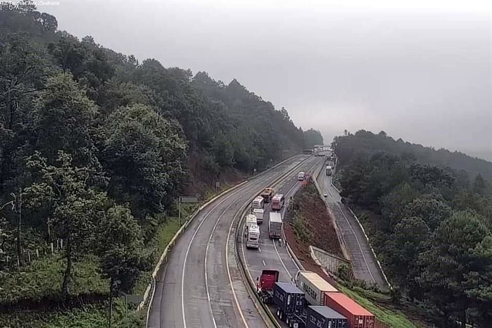 El grupo está vinculado a las autodefensas 'Pueblos Unidos', que instaló un plantón en esa vía a la altura del tramo Pátzcuaro-Uruapan.