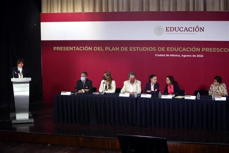 La maestra Delfina Gómez aprovechó la ceremonia para dar un informe de su gestión, que comenzó en febrero de 2021.
