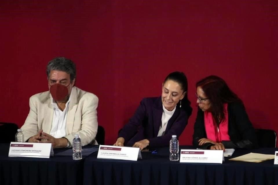 La Jefa de Gobierno, Claudia Sheinbaum, conversa con la nueva titular de la SEP, Leticia Ramírez.