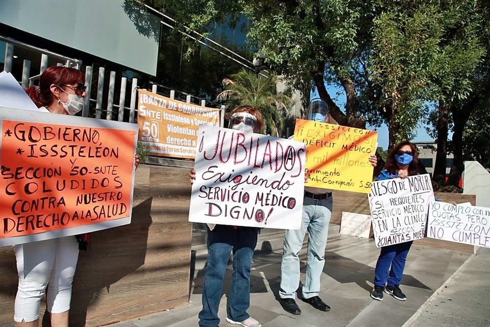 Trabajadores han protestado afuera de las instalaciones para exigir que los esposos tengan el servicio médico.