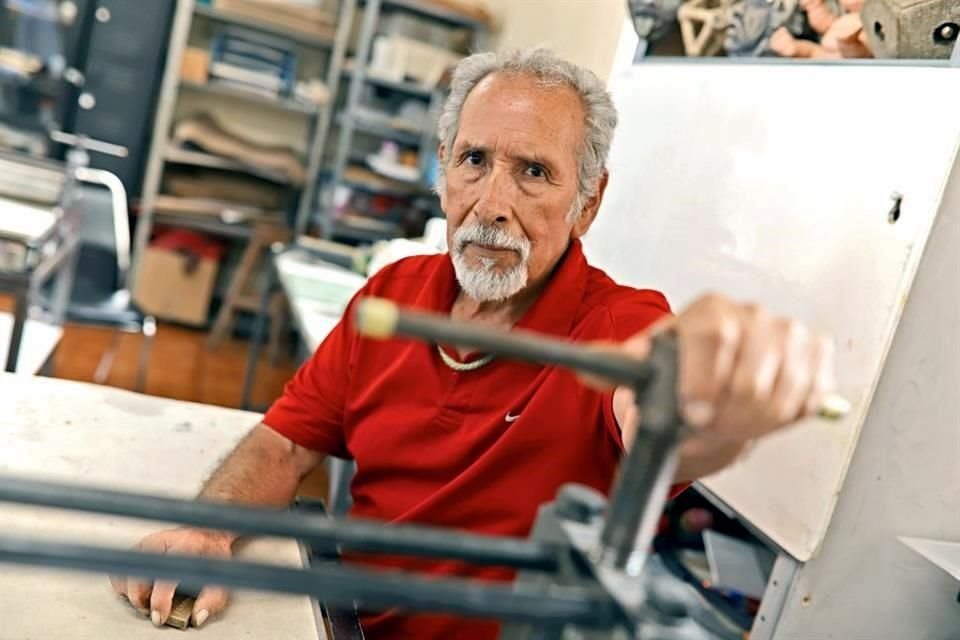 Con décadas como dibujante y maestro de artes plásticas, Enrique Oviedo fue homenajeado recientemente por sus 80 años de vida.