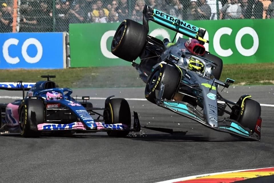 El percance entre Fernando Alonso (izq.) y Lewis Hamilton.
