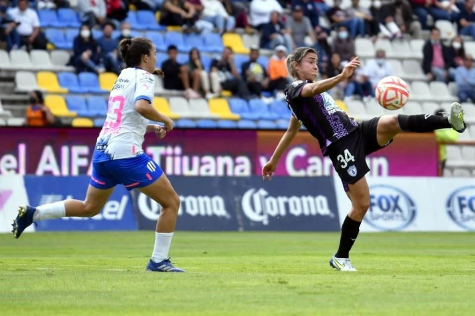 Las Rayadas ligaron 4 triunfos en el Apertura 2022 al imponerse este domingo 1-0 a las Tuzas en el Estadio Hidalgo, con un tanto de Rebeca Bernal.