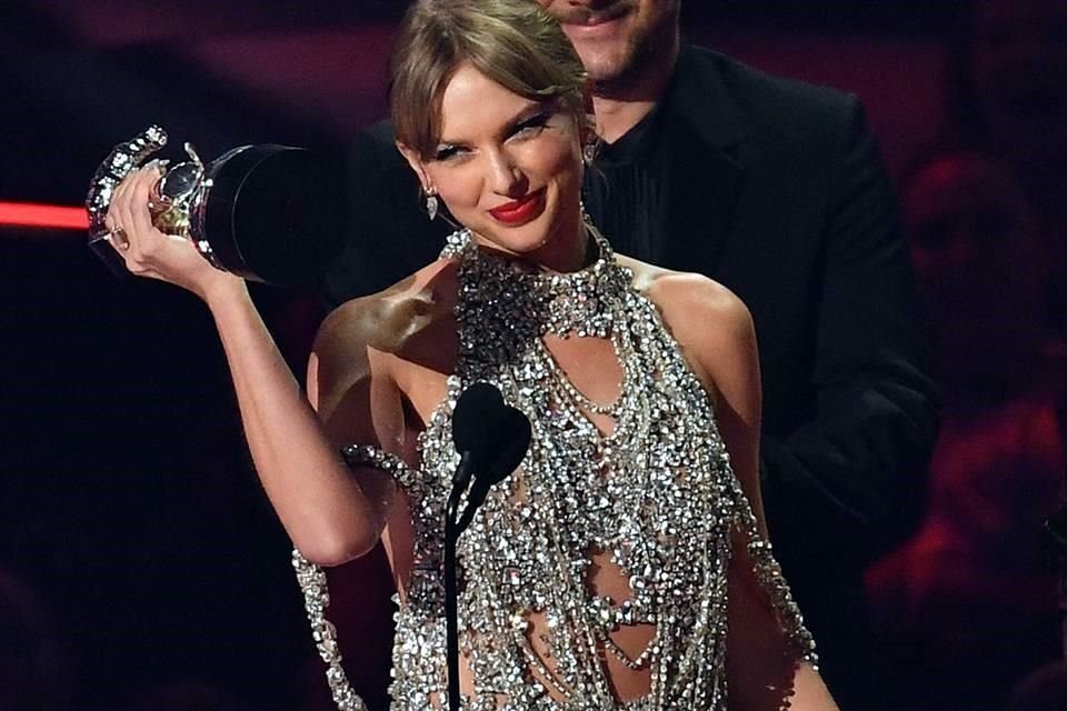 La cantante Taylor Swift ganó tres premios en los MTV VMAs, incluyendo Video del Año, y aprovecha para anunciar nuevo disco para octubre.