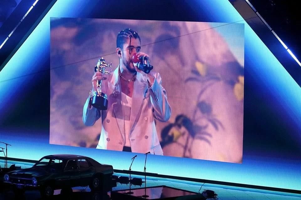 Bad Bunny (en foto) hizo historia como Artista del Año durante los MTV Video Music Awards 2022.
