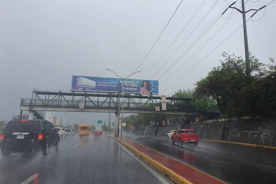 Las lluvias de moderadas a fuertes que se presentaron en la zona metropolitana dejaron encharcamientos en las principales avenidas.