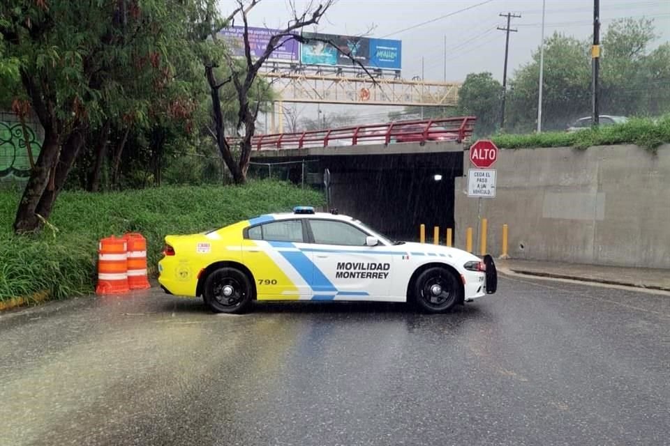 Diversos pasos viales de Monterrey fueron cerrados de forma preventiva al registrar encharcamientos.