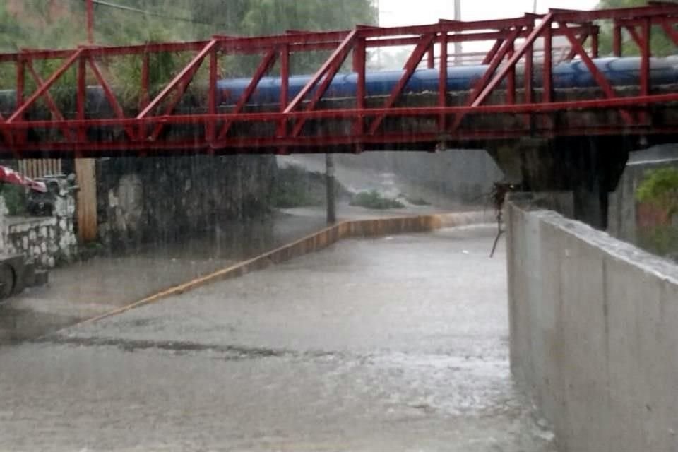 Diversos pasos viales de Monterrey fueron cerrados de forma preventiva al registrar encharcamientos por las lluvias.
