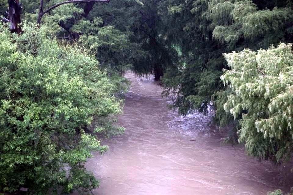 La corriente del Río La Silla aumentó con el paso de las lluvias.