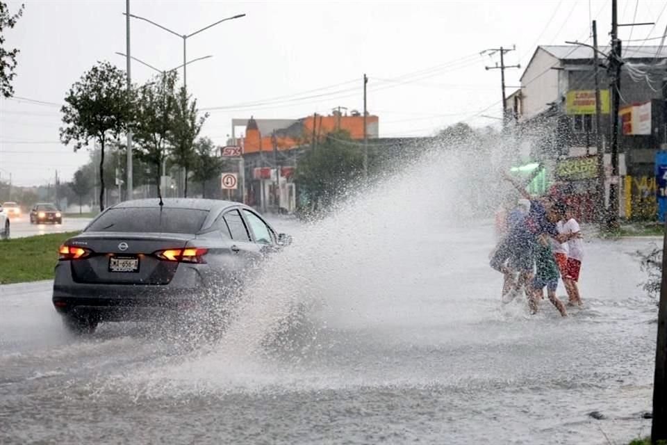La lluvia dejó encharcamientos en las principales vialidades del área metropolitana.
