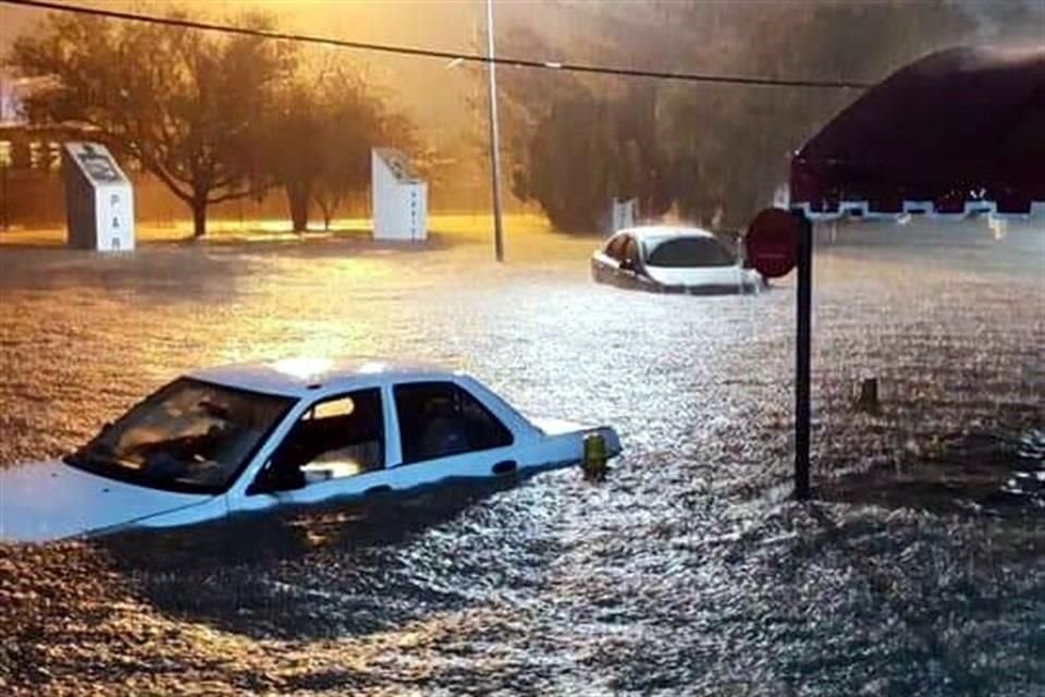 Protección Civil reportó que 19 vehículos quedaron varados por las lluvias.