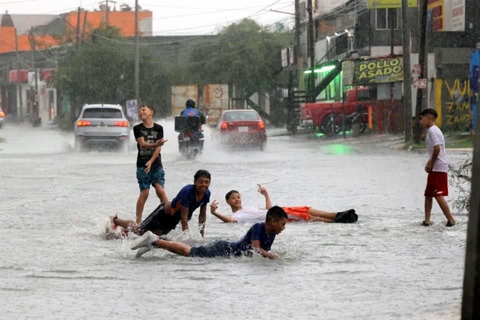 Niños y jóvenes aprovecharon para jugar en las avenidas inundadas.
