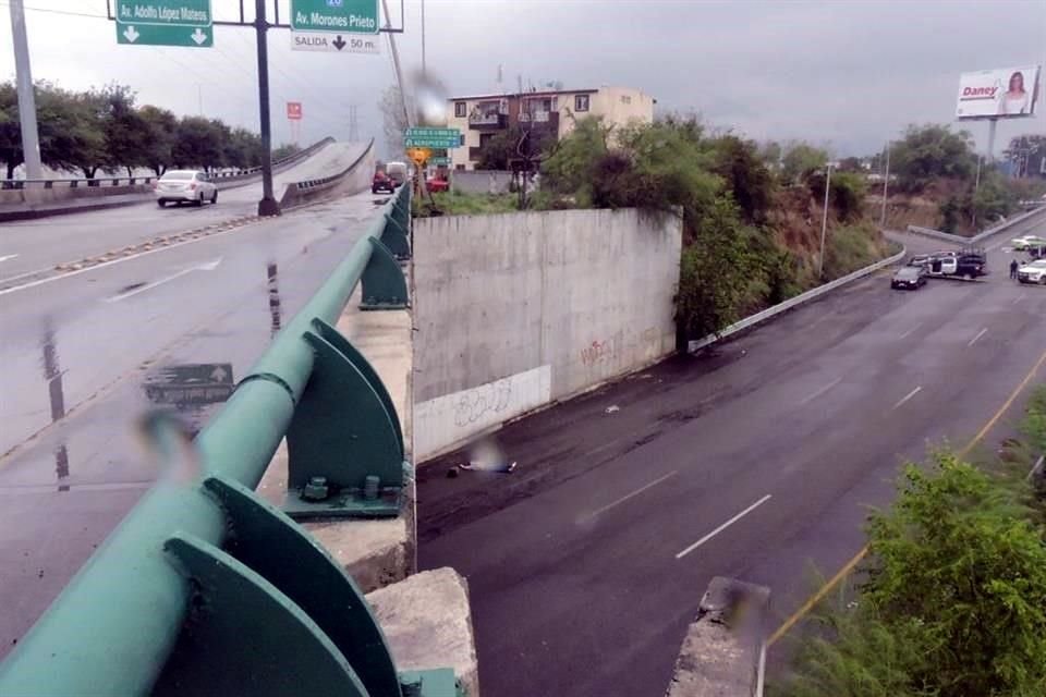 Los hechos fueron reportados alrededor de las 14:45 horas, en el puente vehicular, ubicado en la Avenida López Mateos y Morones Prieto, en la Colonia Las Quintas.