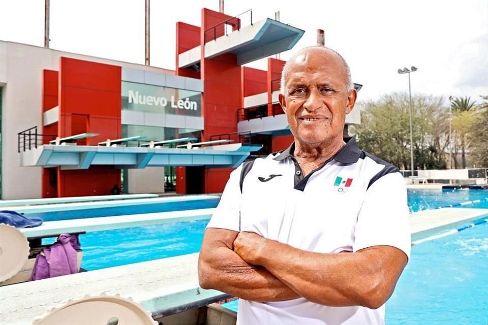 Con poco más de cuatro décadas como entrenador, y con casi 30 años en la Ciudad, al cubano Rolando Prieto se le conoce como 'El Padre de los clavados' en Nuevo León.