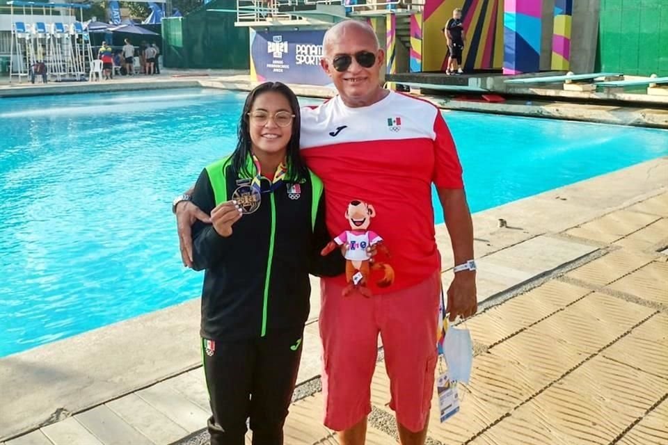 El técnico Rolando Prieto con Alejandra Estudillo, quien ganó oro en los Panamericanos Junior Cali 2021.