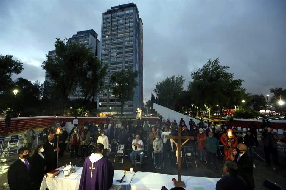 Vecinos de Tlatelolco realizaron una ceremonia en honor a víctimas del sismo de 1985, donde recordaron a fallecidos del Edificio Nuevo León.