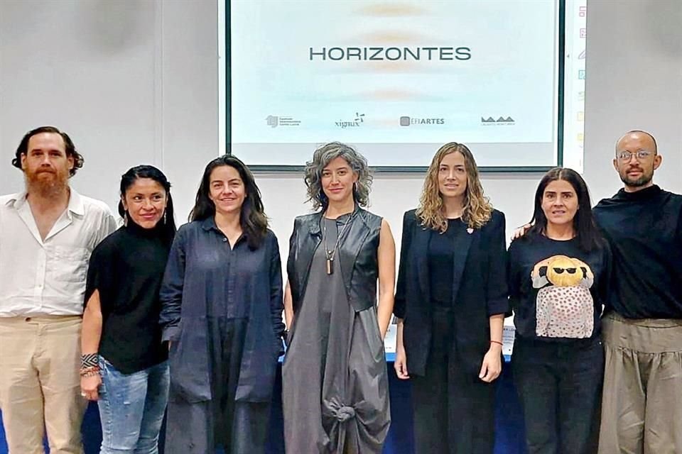 La curadora Paola Santos Coy, las funcionarias Gloria Cárdenas y Érika López, y los artistas Sol Oosel, Yasodari Sánchez, Gina Arizpe e Isaac Olvera.