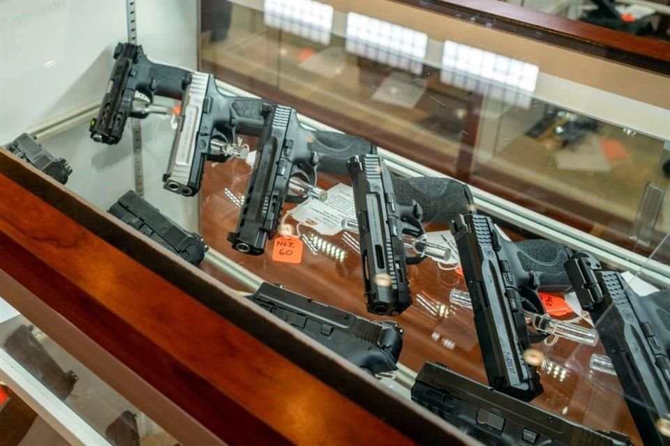 Armas de Smith & Wesson son desplegadas para venta en una tienda de armas en Houston, Texas.