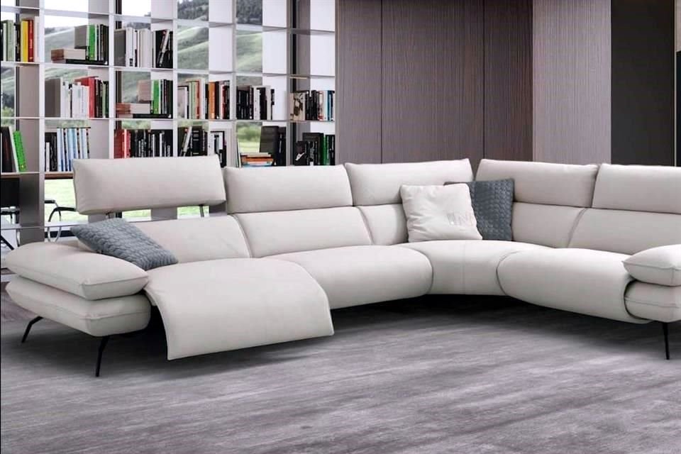 El reposabrazos fluye a través del respaldo y agrega espacio adicional para que el reposacabezas se mueva hacia atrás.