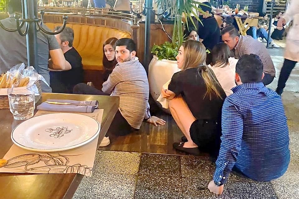 Los clientes de un restaurante se agacharon para evitar el riesgo de una bala perdida durante un tiroteo con armas de grueso calibre.
