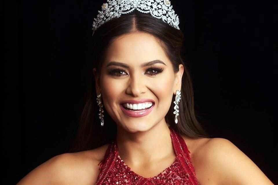 Andrea Meza presumió la foto oficial del inicio de su reinado como Miss Universo 2021.