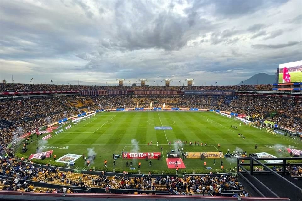 El Estadio Universitario no lució con la asistencia que regularmente suele presentar.