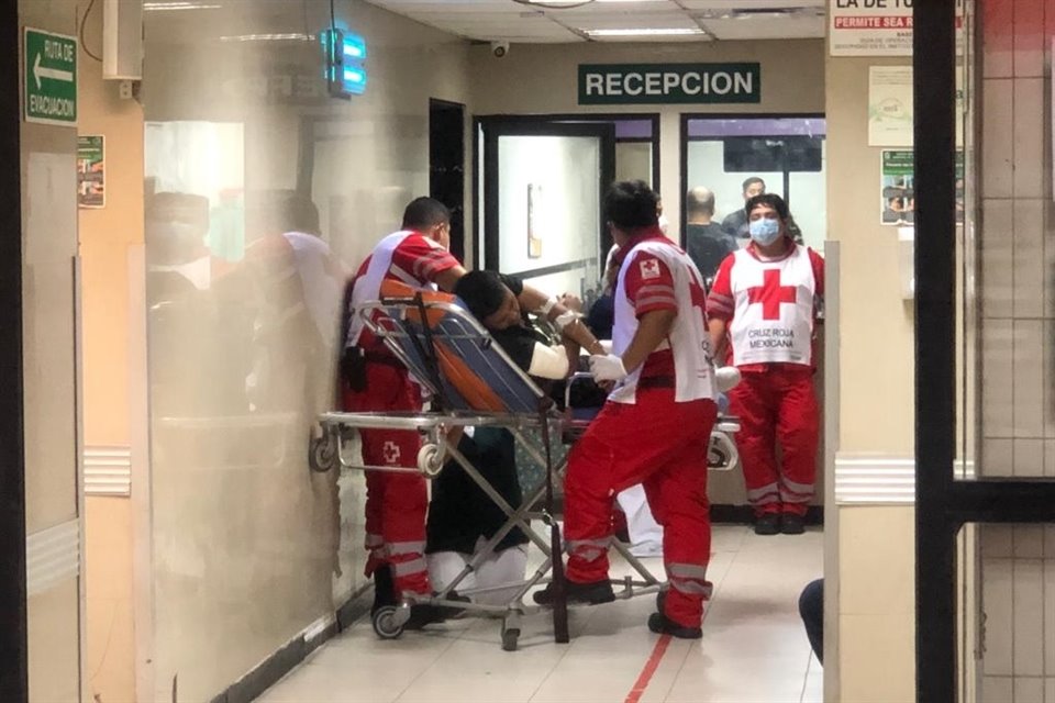 Los lesionados fueron auxiliados por paramédicos y llevados a diversos hospitales.