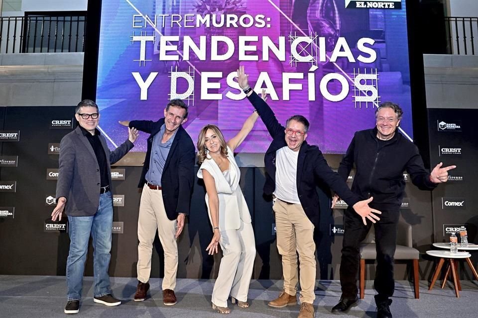 Oswaldo Muñoz (izq. a der.), Víctor Legorreta, Elena Talavera y los hermanos Jorge y Arturo Arditti posaron para una foto divertida.