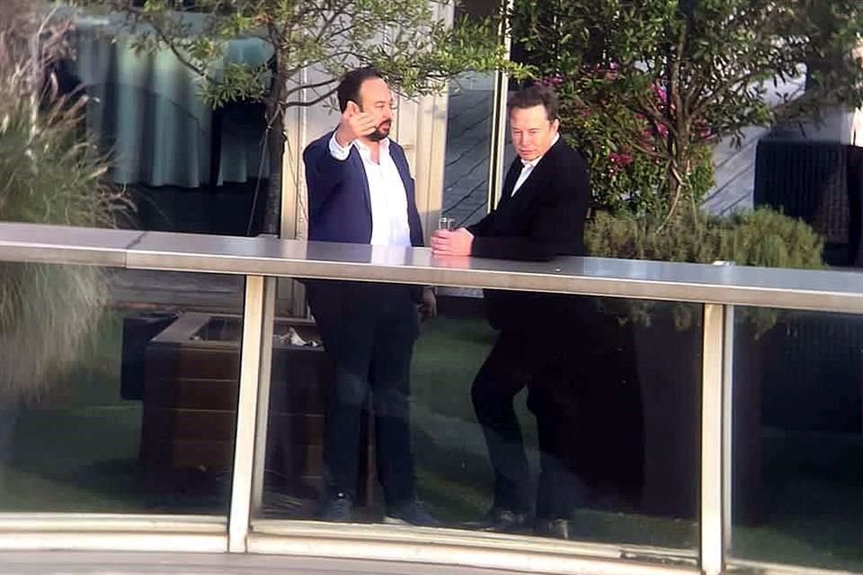 Elon Musk fue captado conversando con el Subsecretario de Inversin de la Secretara de Economa estatal, Emmanuel Loo.