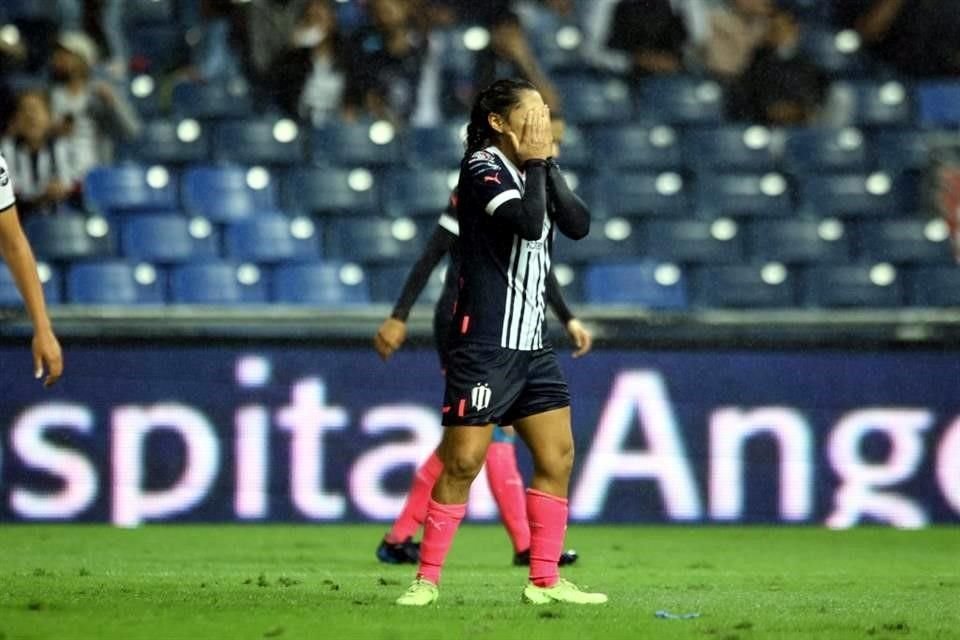 Pese a sufrir una expulsión al minuto 26, las Rayadas golearon 4-0 a Pachuca para avanzar a Semifinales con un marcador global de 5-2. ¡Y habrá Clásico Regio Femenil!