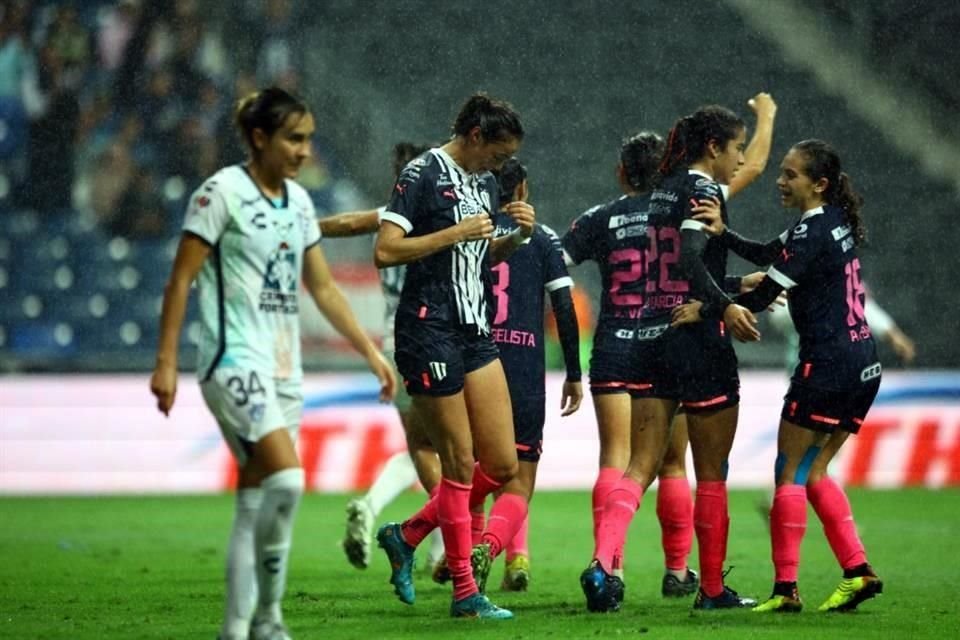 Pese a sufrir una expulsión al minuto 26, las Rayadas golearon 4-0 a Pachuca para avanzar a Semifinales con un marcador global de 5-2. ¡Y habrá Clásico Regio Femenil!